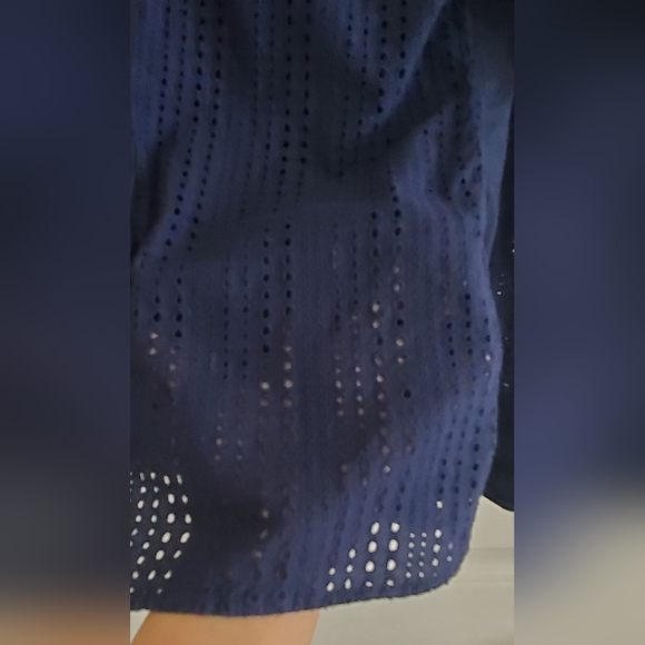 Banana Republic Classic Fit Button Up Navy Blue Eyelet Woman's Shirt. Size XS - Picture 4 of 9
